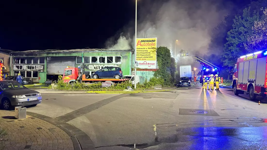 FW Grevenbroich: Feuerwehr Grevenbroich - Folgemeldung: Großbrand im Industriegebiet Ost, KFZ-Betrieb ausgebrannt, Übergreifen auf Schrottplatz verhindert, 150 Retter im Einsatz, Einsatzdauer weiter unbestimmt - Bild: presseportal.de