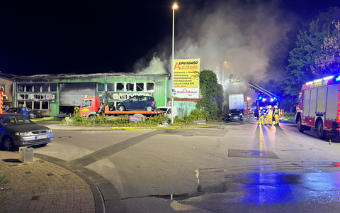 FW Grevenbroich: Feuerwehr Grevenbroich - Folgemeldung: Großbrand im Industriegebiet Ost, KFZ-Betrieb ausgebrannt, Übergreifen auf Schrottplatz verhindert, 150 Retter im Einsatz, Einsatzdauer weiter unbestimmt - Foto: presseportal.de