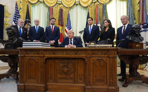 Trump will Netanjahu und Libanons Präsidenten Aoun empfangen. - Foto: Mark Schiefelbein/AP/dpa