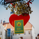 Rotes Herz und Mistelzweig: Auf dem Marktplatz in Eisenberg ist Küssen ausdrücklich erwünscht. - Foto: Jacob Schröter/dpa
