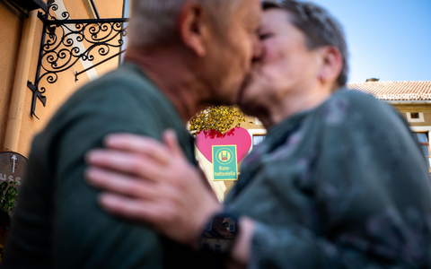 Ein Paar küsst sich an der Eisenberger «Kusshaltestelle».  - Foto: Jacob Schröter/dpa