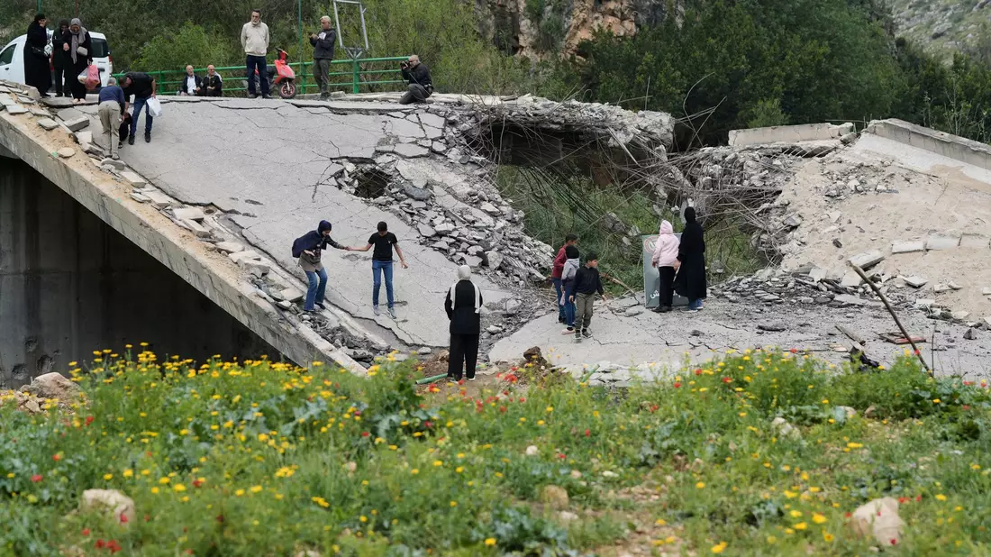 Israel hat im Südlibanon auch Straßen und Brücken zerstört. (Archivbild) - Bild: Bilal Hussein/AP/dpa