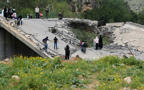 Israel hat im Südlibanon auch Straßen und Brücken zerstört. (Archivbild) - Foto: Bilal Hussein/AP/dpa