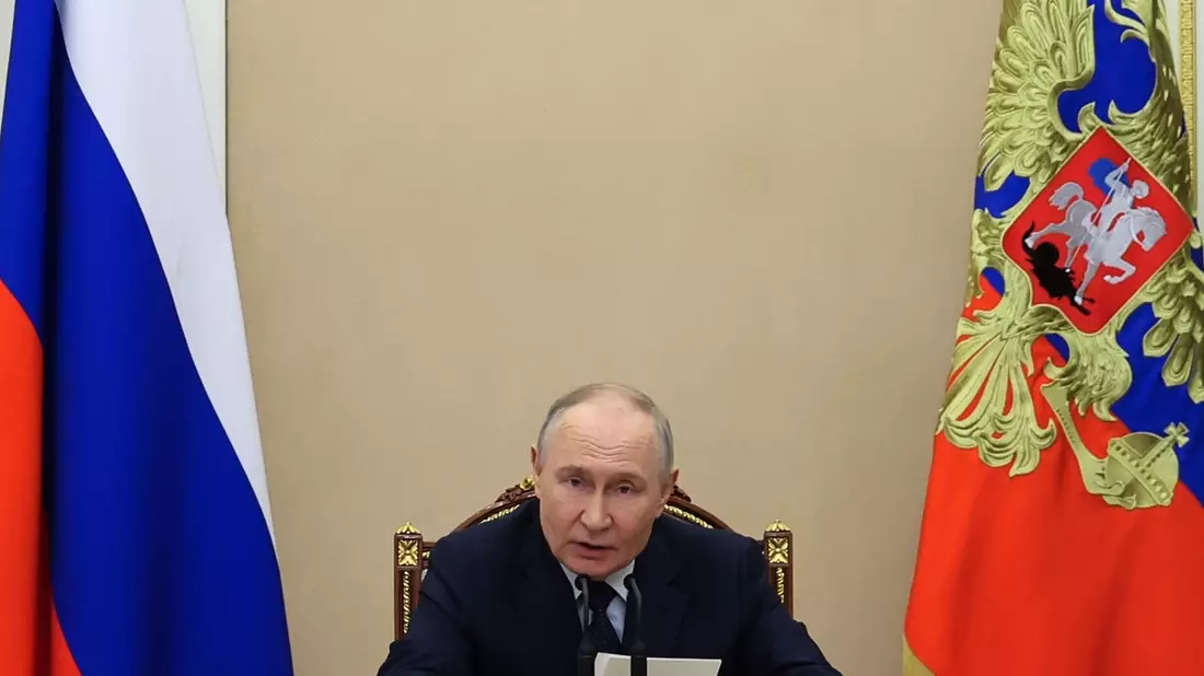 Kremlchef Putin fordert von der Regierung Maßnahmen zum Ankurbeln der mauen Wirtschaft. (Archivbild) - Bild: Alexander Kazakov/Pool Sputnik Kremlin via AP/dpa