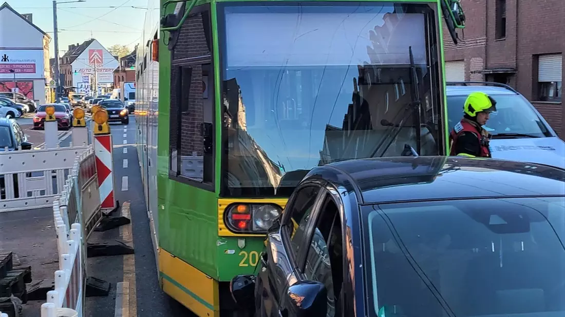 FW-OB: Unfall mit Straßenbahn auf der Mülheimer Straße - Bild: presseportal.de