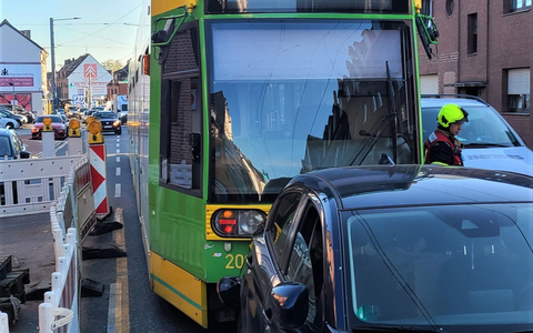 FW-OB: Unfall mit Straßenbahn auf der Mülheimer Straße - Foto: presseportal.de
