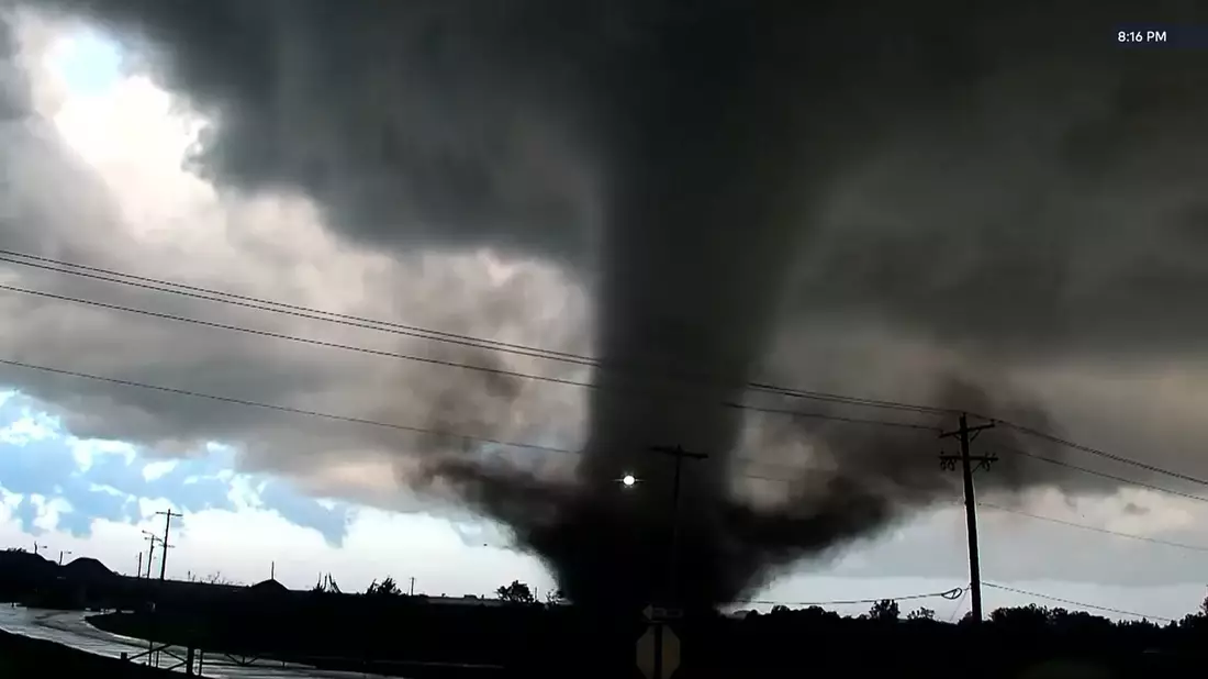 Oklahoma liegt mitten in der «Tornado Alley» (deutsch etwa: Tornado-Gasse), wo häufig Wirbelwinde entstehen - nun fegte wieder ein großer grauer Tornado-Trichter durch Teile des Bundesstaates.  - Bild: Uncredited/KWTV/KOTV via AP/dpa