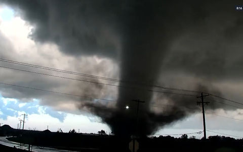 Oklahoma liegt mitten in der «Tornado Alley» (deutsch etwa: Tornado-Gasse), wo häufig Wirbelwinde entstehen - nun fegte wieder ein großer grauer Tornado-Trichter durch Teile des Bundesstaates.  - Foto: Uncredited/KWTV/KOTV via AP/dpa