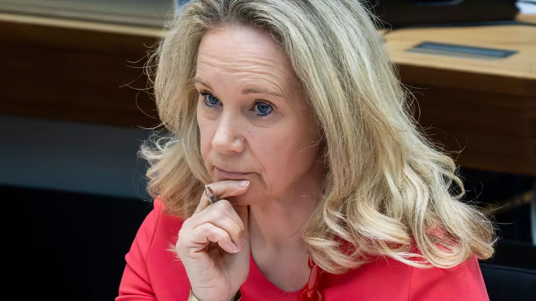 Berlins Kultursenatorin Sarah Wedl-Wilson (parteilos) zieht die Konsequenzen aus Kritik an ihrem Verhalten bei der Vergabe von Fördermitteln. (Archivbild)  - Bild: Soeren Stache/dpa