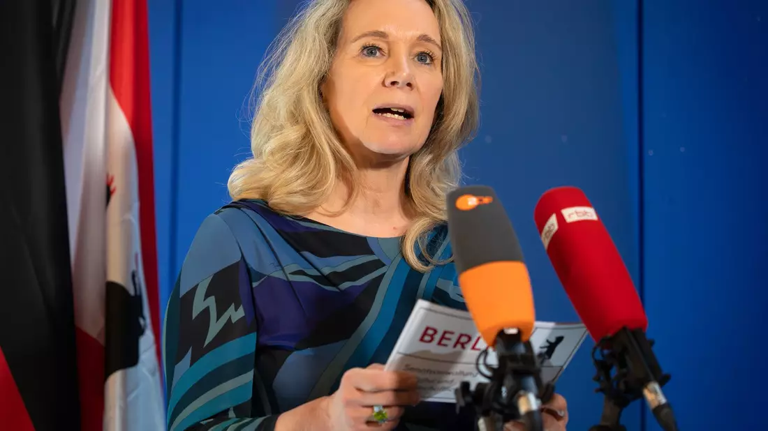 Berlins Kultursenatorin Sarah Wedl-Wilson (parteilos) zieht die Konsequenzen aus Kritik an ihrem Verhalten bei der Vergabe von Fördermitteln.  - Bild: Soeren Stache/dpa