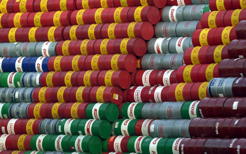 Ölfässer im Hamburger Hafen (Archivbild). Hohe Energiepreise bremsen die Wirtschaft aus. - Foto: Kay Nietfeld/dpa