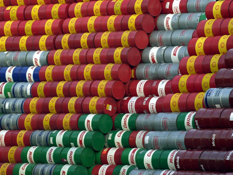 Ölfässer im Hamburger Hafen (Archivbild). Hohe Energiepreise bremsen die Wirtschaft aus. - Foto: Kay Nietfeld/dpa