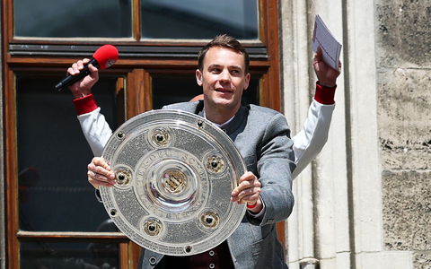 Ein gewohntes Bild: Manuel Neuer mit der Meisterschale auf dem Münchner Rathausbalkon. (Archivbild) - Foto: Daniel Löb/dpa