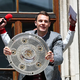 Ein gewohntes Bild: Manuel Neuer mit der Meisterschale auf dem Münchner Rathausbalkon. (Archivbild) - Foto: Daniel Löb/dpa