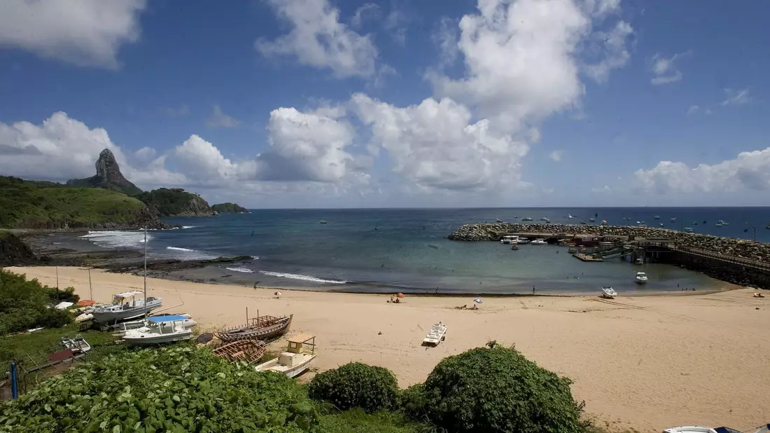 Vor der Küste des Inselparadies' Fernando de Noronha geschah das Unglück, bei dem ein Crew-Mitglied der «Malizia Explorer» ums Leben kam. (Archivbild) - Bild: Moreira/epa/efe/dpa