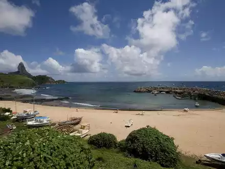 Vor der Küste des Inselparadies' Fernando de Noronha geschah das Unglück, bei dem ein Crew-Mitglied der «Malizia Explorer» ums Leben kam. (Archivbild) - Foto: Moreira/epa/efe/dpa