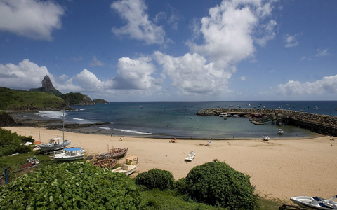 Vor der Küste des Inselparadies' Fernando de Noronha geschah das Unglück, bei dem ein Crew-Mitglied der «Malizia Explorer» ums Leben kam. (Archivbild) - Foto: Moreira/epa/efe/dpa