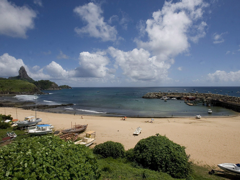 Vor der Küste des Inselparadies' Fernando de Noronha geschah das Unglück, bei dem ein Crew-Mitglied der «Malizia Explorer» ums Leben kam. (Archivbild) - Foto: Moreira/epa/efe/dpa