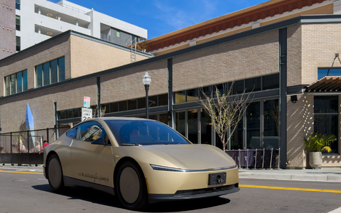 So sieht für Elon Musk die Zukunft von Tesla aus. (Archivbild) - Foto: Andrej Sokolow/dpa