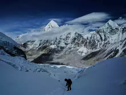 Das kurze Zeitfenster für den Gipfelsturm zum Mount Everest öffnet sich bald, doch der Weg vom Basislager ist noch versperrt. (Archivbild) - Foto: Pasang Rinzee Sherpa/AP/dpa