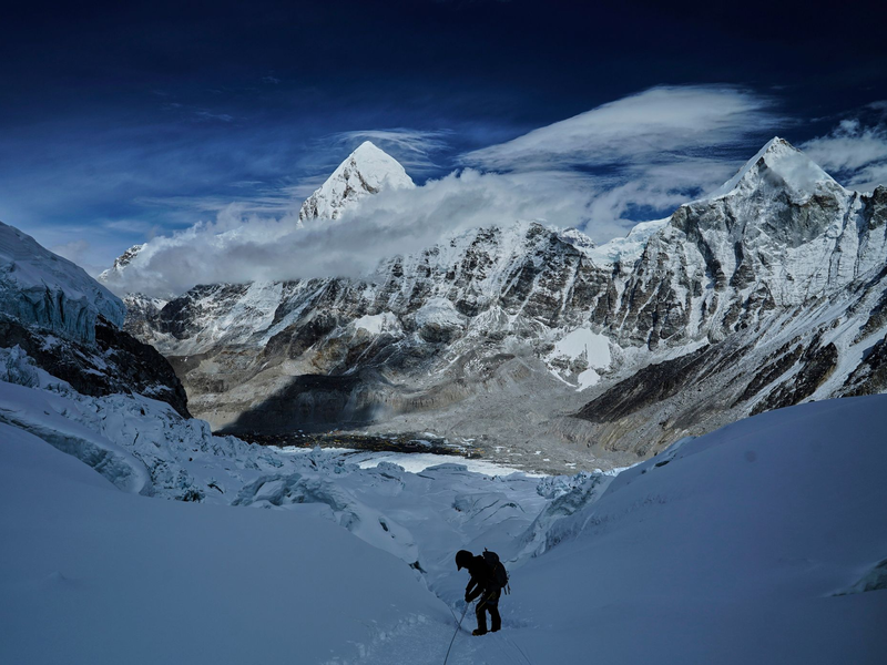 Das kurze Zeitfenster für den Gipfelsturm zum Mount Everest öffnet sich bald, doch der Weg vom Basislager ist noch versperrt. (Archivbild) - Foto: Pasang Rinzee Sherpa/AP/dpa