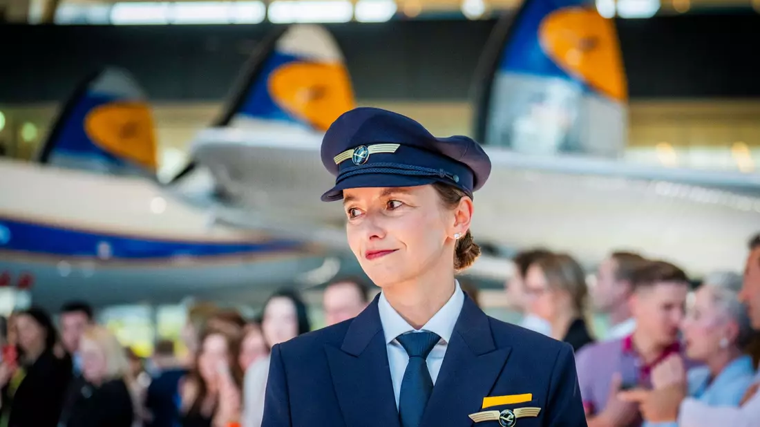 Die neuen Uniformen der Lufthansa wurden gemeinsam mit Boss entworfen.  - Bild: Andreas Arnold/dpa