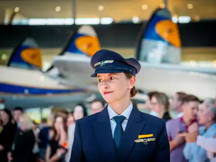 Die neuen Uniformen der Lufthansa wurden gemeinsam mit Boss entworfen. - Foto: Andreas Arnold/dpa