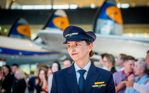 Die neuen Uniformen der Lufthansa wurden gemeinsam mit Boss entworfen.  - Foto: Andreas Arnold/dpa