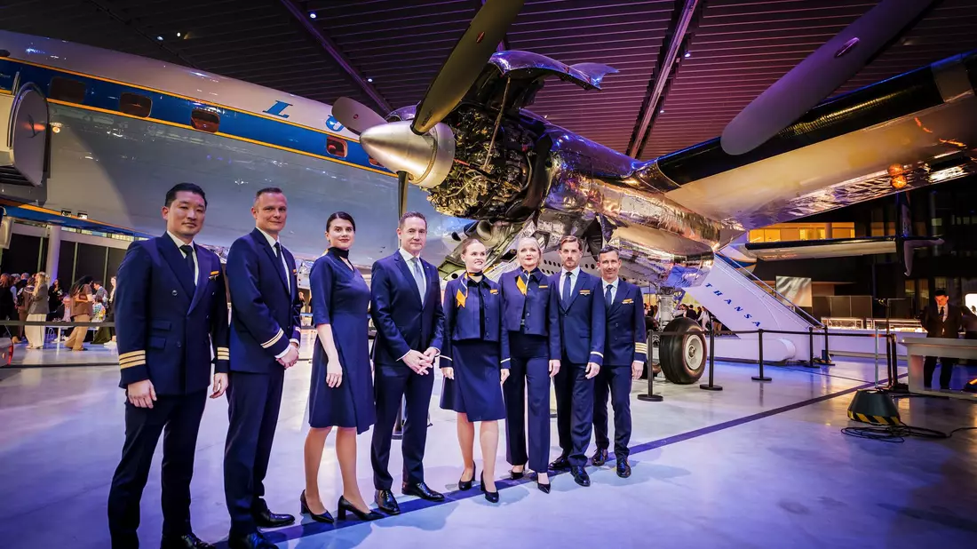 Neue Kleidung für 33.000 uniformtragende Lufthanseatinnen und Lufthanseaten.  - Bild: Andreas Arnold/dpa