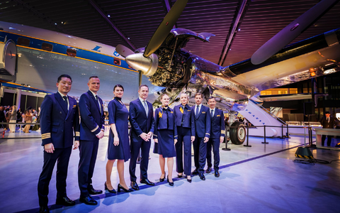 Neue Kleidung für 33.000 uniformtragende Lufthanseatinnen und Lufthanseaten.  - Foto: Andreas Arnold/dpa