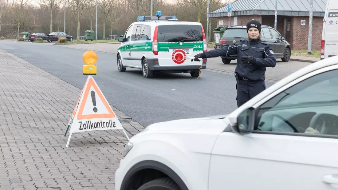 HZA-LA: Großkontrolle auf der BAB 3 / Hauptzollamt Landshut führt behördenübergreifende Kontrollmaßnahme durch - Bild: presseportal.de