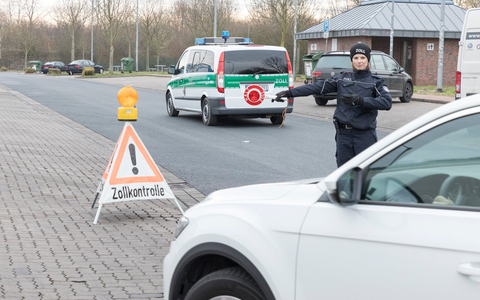 HZA-LA: Großkontrolle auf der BAB 3 / Hauptzollamt Landshut führt behördenübergreifende Kontrollmaßnahme durch - Foto: presseportal.de