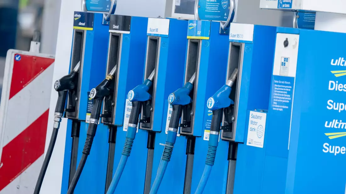 Tanken soll vorübergehend billiger werden. - Bild: Peter Kneffel/dpa