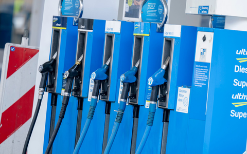 Tanken soll vorübergehend billiger werden. - Foto: Peter Kneffel/dpa