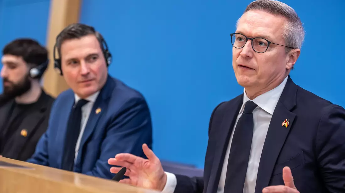 Digitalminister Karsten Wildberger (r.) und sein kanadischer Amtskollege Evan Solomon stellen den deutsch-kanadischen Deal in Berlin bei einer Pressekonferenz vor.  - Bild: Michael Kappeler/dpa