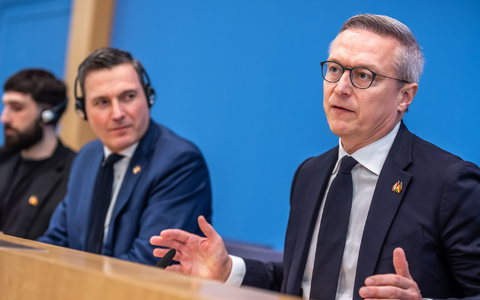 Digitalminister Karsten Wildberger (r.) und sein kanadischer Amtskollege Evan Solomon stellen den deutsch-kanadischen Deal in Berlin bei einer Pressekonferenz vor.  - Foto: Michael Kappeler/dpa