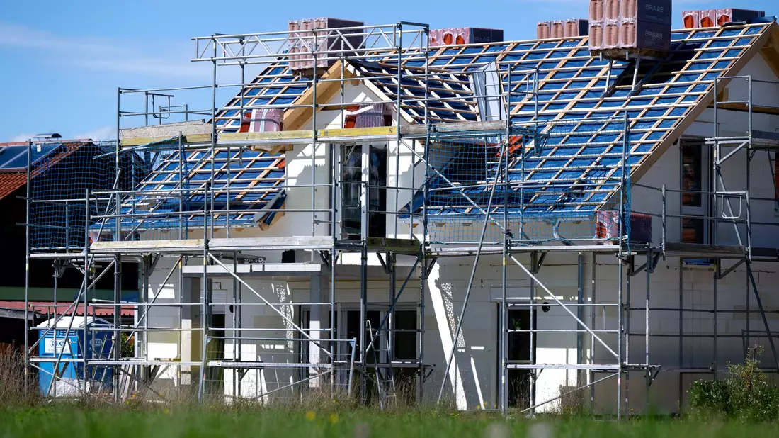Viele Materialien haben sich mit dem Iran-Krieg verteuert, auf Hausbauer kommen Kostensteigerungen zu. (Symbolbild) - Bild: Sven Hoppe/dpa