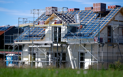 Viele Materialien haben sich mit dem Iran-Krieg verteuert, auf Hausbauer kommen Kostensteigerungen zu. (Symbolbild) - Foto: Sven Hoppe/dpa