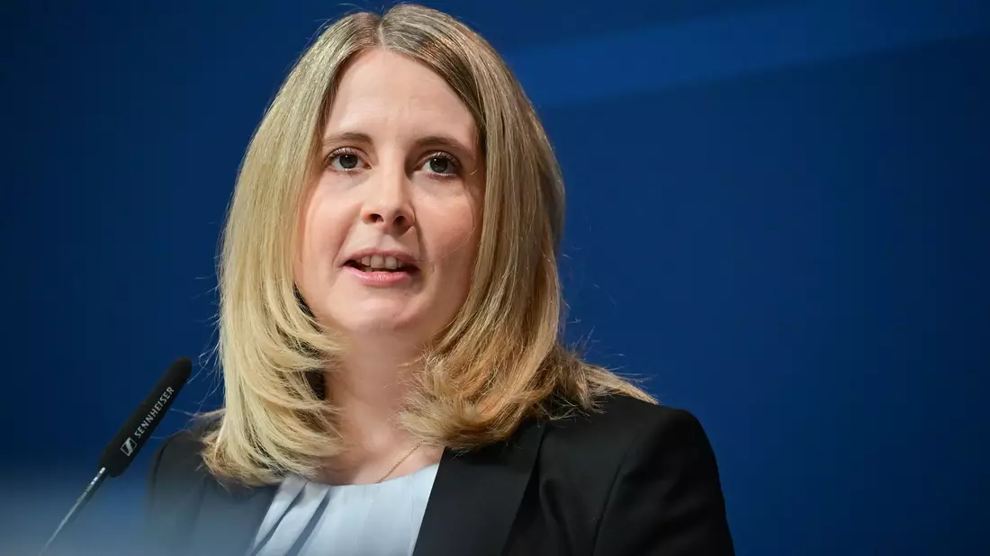 Bauministerin Verena Hubertz will Bauen leichter und billiger machen (Archivbild) - Bild: Sebastian Gollnow/dpa