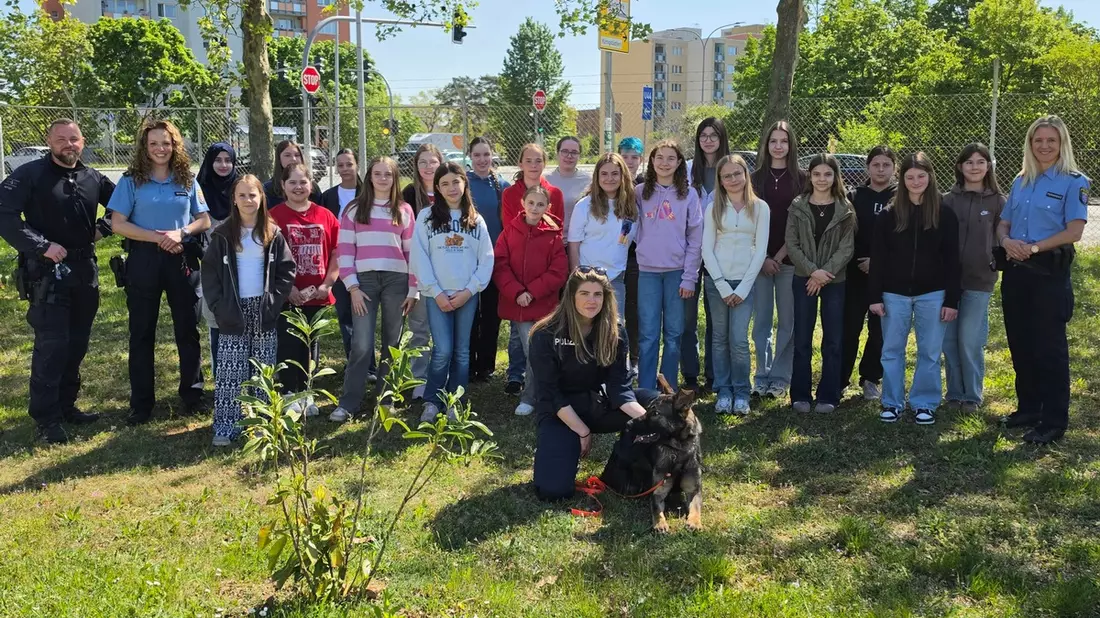 POL-DA: Rüsselsheim / Erbach / Darmstadt / Heppenheim: 180 Schülerinnen blicken beim Girls' Day hinter die Kulissen der Polizei - Bild: presseportal.de