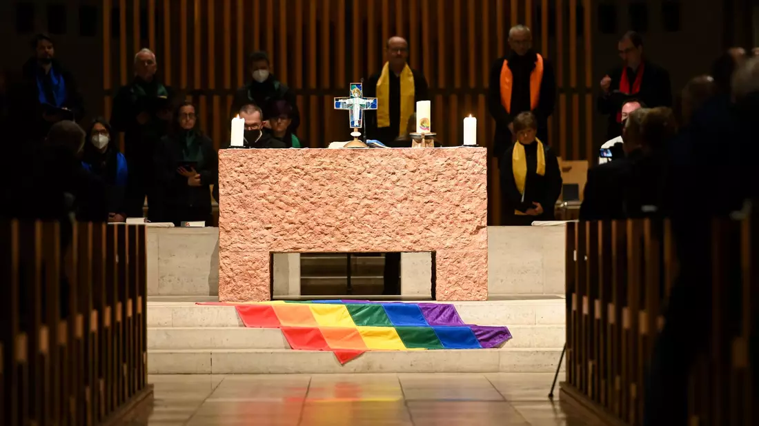 Die katholische Kirche und die Regenbogenflagge - eine komplizierte Sache. - Bild: Tobias Hase/dpa