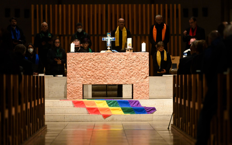 Die katholische Kirche und die Regenbogenflagge - eine komplizierte Sache. - Foto: Tobias Hase/dpa