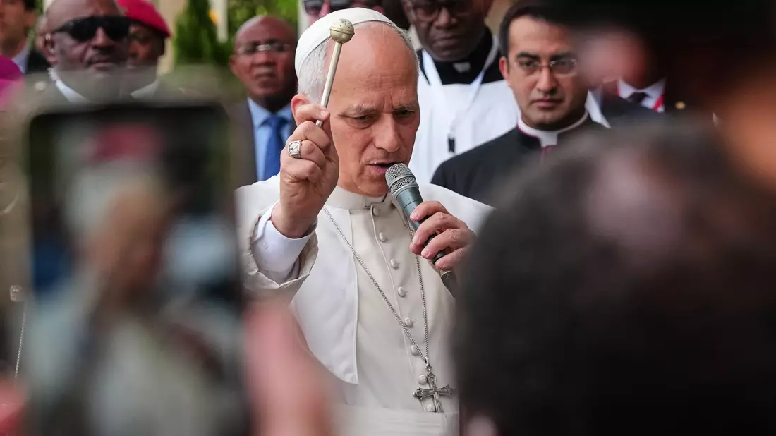 Papst Leo XIV. äußerte sich auf dem Rückflug aus Afrika.  - Bild: Misper Apawu/AP/dpa