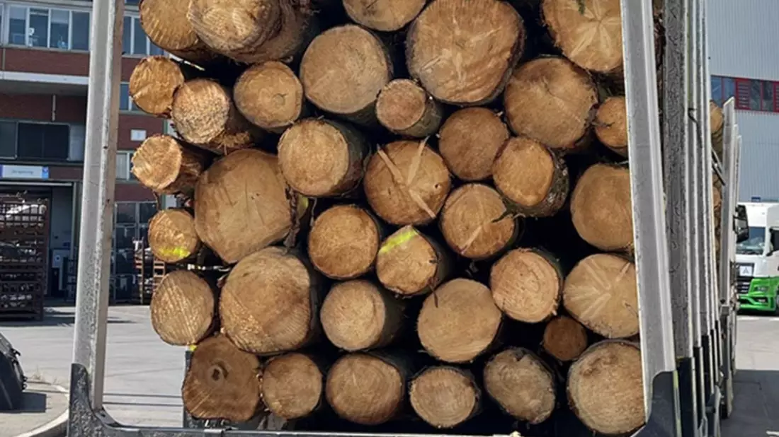 POL-MK: Stark überladener Holztransporter gestoppt - Bild: presseportal.de