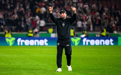 Ein prickelnder Moment: Sebastian Hoeneß genießt die frenetische Stimmung im Stadion. - Foto: Tom Weller/dpa