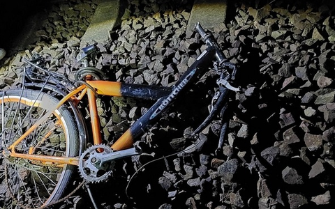 BPOL-FL: Zug überfahrt im Gleis liegendes Fahrrad - Bundespolizei sucht Zeugen - Foto: presseportal.de
