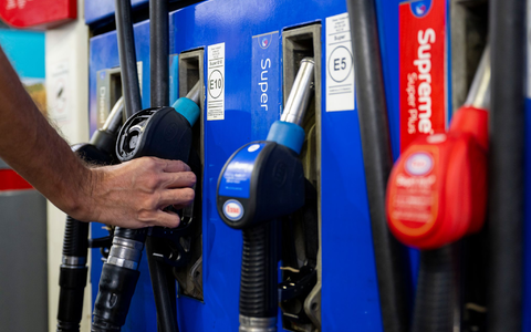 Tanken soll vorübergehend billiger werden. - Foto: Lennart Preiss/dpa