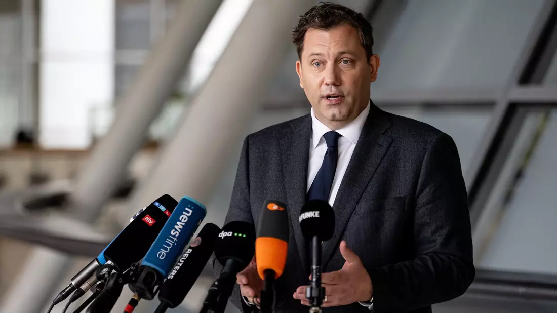 Finanzminister Klingbeil pocht auf eine Übergewinnsteuer.  - Bild: Fabian Sommer/dpa