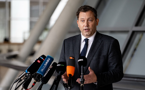 Finanzminister Klingbeil pocht auf eine Übergewinnsteuer.  - Foto: Fabian Sommer/dpa