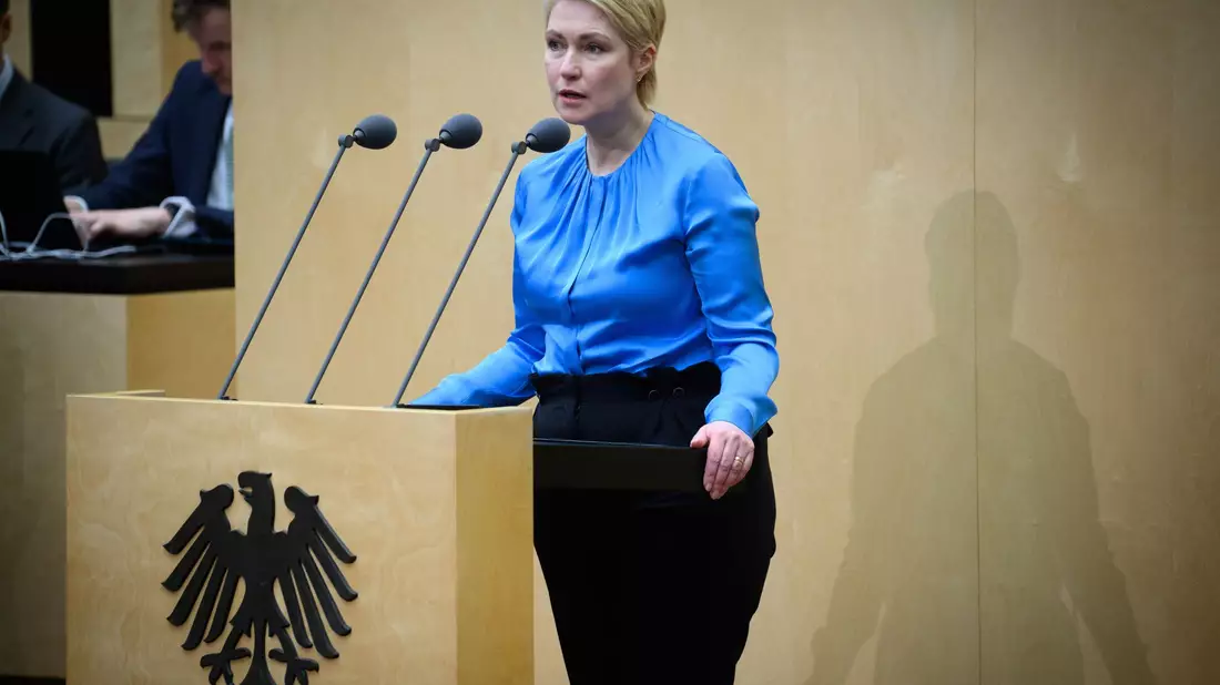 Ministerpräsidentin Schwesig hält weitere Entlastungen für nötig. - Bild: Bernd von Jutrczenka/dpa